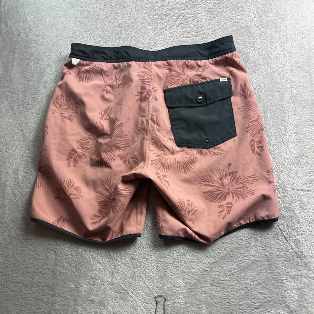 Vuori Cruise Board Shorts Mens 30 Pink Floral Tropical Swim Trunks V314